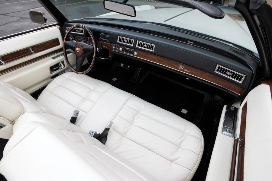 Интерьер Cadillac Fleetwood Eldorado Convertible (L67) 1976 года  (фото 7 из 40)